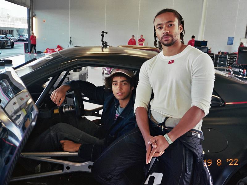 Piloto de carreras Jann Mardenborough junto al actor Archie Madekwe en el set de "Gran Turismo"