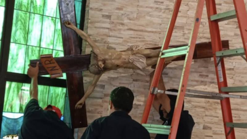 jesuitas bajando imagen de cristo en la uca de nicaragua